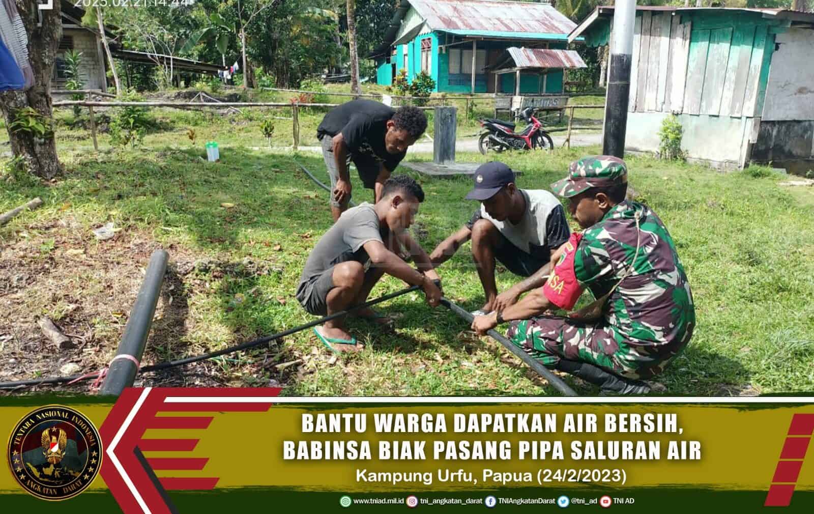 Bantu Warga Dapatkan Air Bersih, Babinsa Biak Pasang Pipa Saluran Air