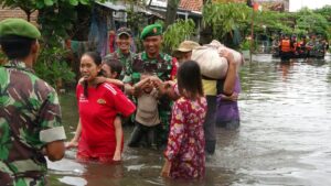 TNI Kodim Pekalongan Gerak Cepat Evakuasi Warga Terdampak Banjir