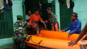 TNI Kodim Pekalongan Gerak Cepat Evakuasi Warga Terdampak Banjir