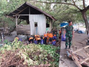 Peringati Hari Peduli Sampah Nasional, Kodim 1412/Kolaka, Melaksanakan Gotong Royong Pembersihan di Pesisir Pantai