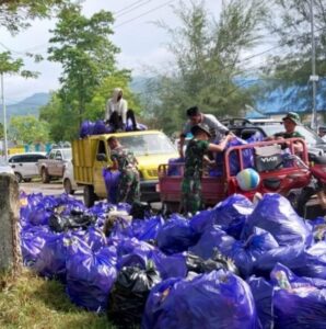 Peringati Hari Peduli Sampah Nasional, Kodim 1412/Kolaka, Melaksanakan Gotong Royong Pembersihan di Pesisir Pantai