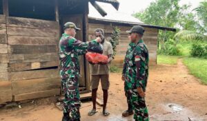 Keceriaan Jum’at Berkah, Satgas Yonif 511/DY Membagikan Sembako Kepada Warga di Perbatasan RI-PNG
