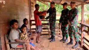Keceriaan Jum’at Berkah, Satgas Yonif 511/DY Membagikan Sembako Kepada Warga di Perbatasan RI-PNG