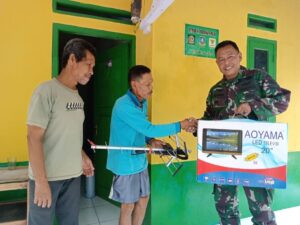 Keharuan Babay Saat Danramil 0602-13/Padarincang Berikan Televisi