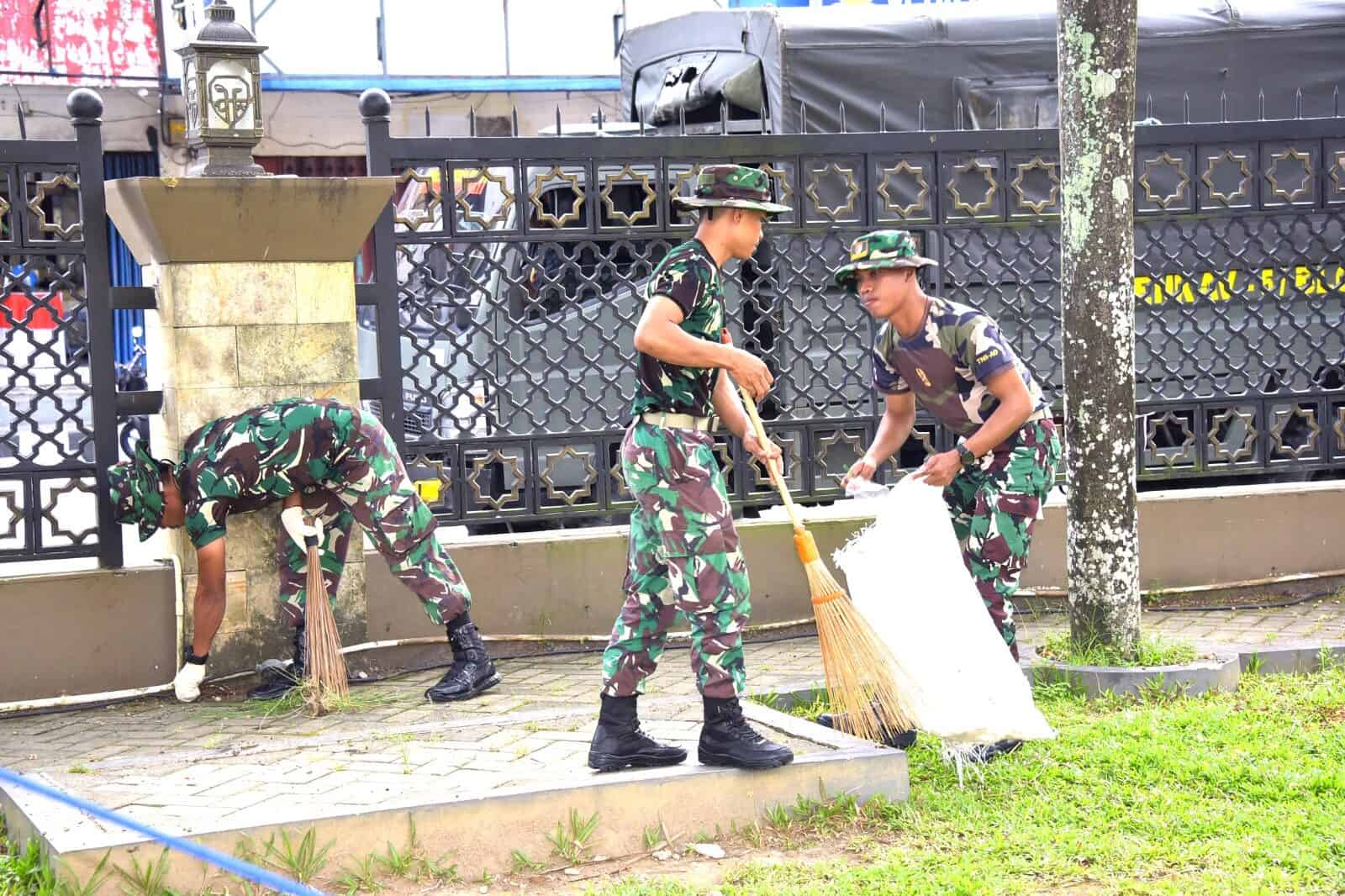 Sambut Ramadhan Prajurit Pattimura Gotong Royong Bersihkan Masjid