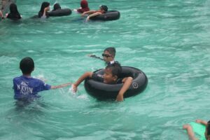 Yonif Raider 300/Bjw Bantu Trauma Healing (Berenang) Untuk Anak-Anak Korban Gempa Cianjur