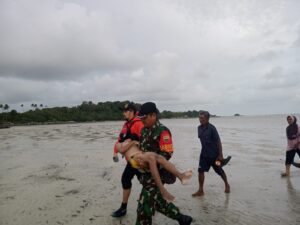 Babinsa Kodim 0315 Tanjungpinang Bantu Evakuasi Jenazah Anak Korban Tenggelam di Pantai Senggiling Bintan