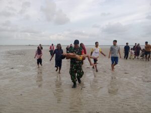 Babinsa Kodim 0315 Tanjungpinang Bantu Evakuasi Jenazah Anak Korban Tenggelam di Pantai Senggiling Bintan