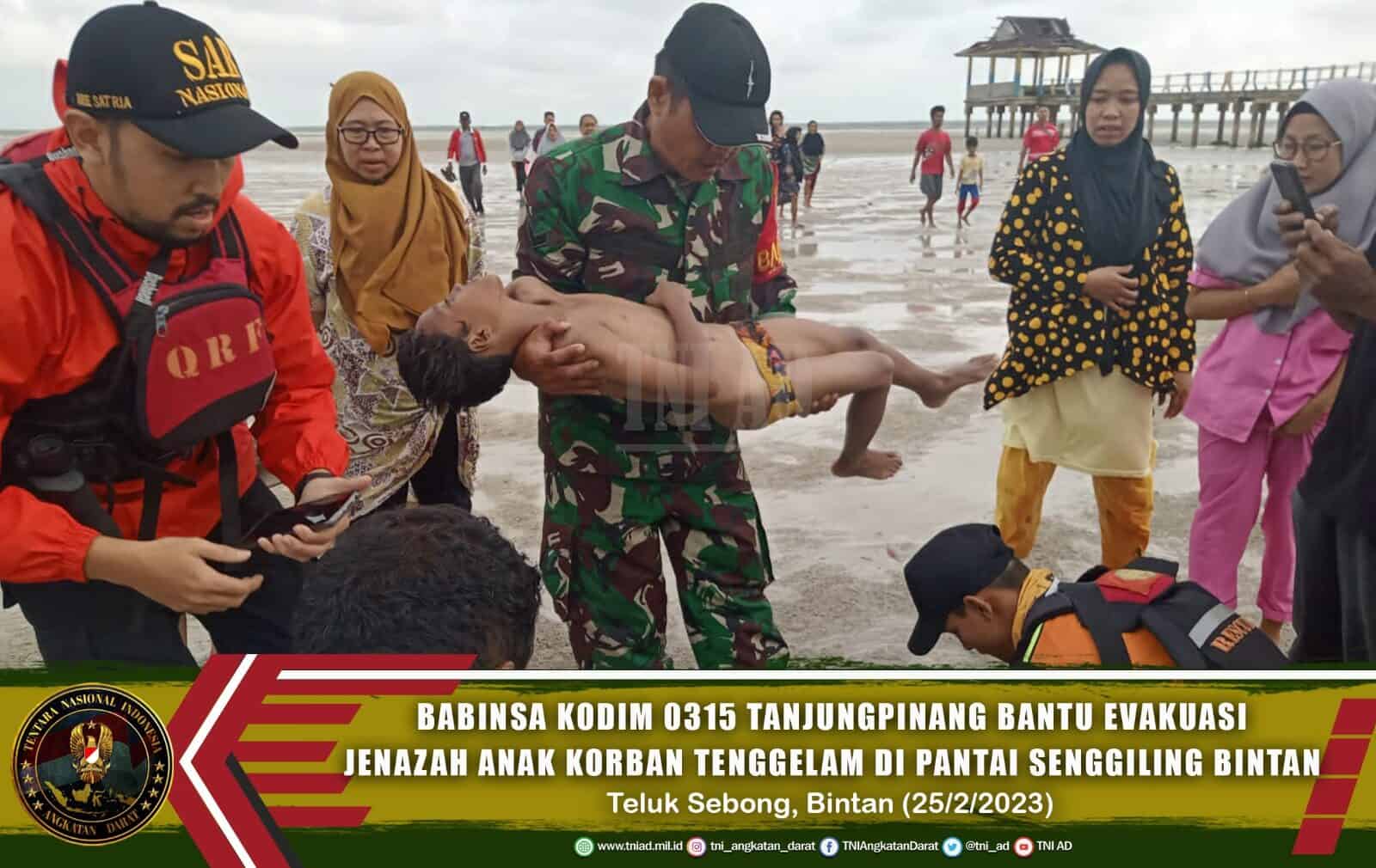 Babinsa Kodim 0315 Tanjungpinang Bantu Evakuasi Jenazah Anak Korban Tenggelam di Pantai Senggiling Bintan