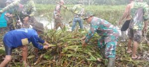 Cegah Banjir, Babinsa Koramil 0602-20 Pamarayan dan Masyarakat Pembersihan Eceng Gondok Penyumbat Aliran Sungai