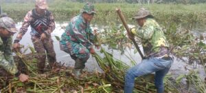 Cegah Banjir, Babinsa Koramil 0602-20 Pamarayan dan Masyarakat Pembersihan Eceng Gondok Penyumbat Aliran Sungai