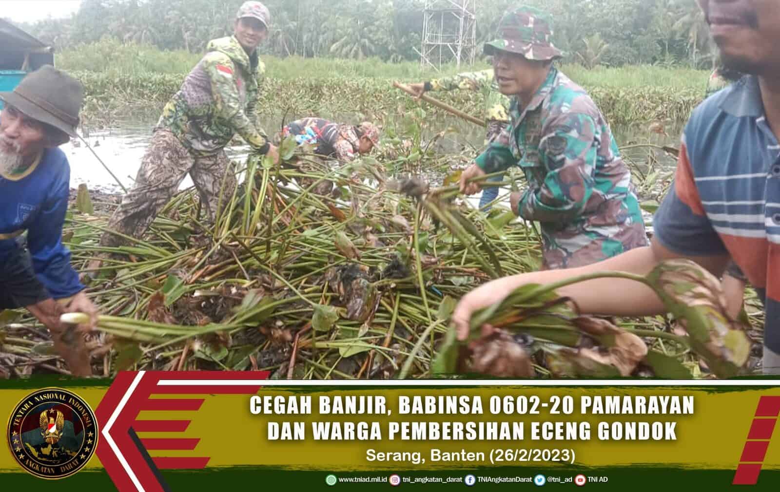 Cegah Banjir, Babinsa Koramil 0602-20 Pamarayan dan Masyarakat Pembersihan Eceng Gondok Penyumbat Aliran Sungai