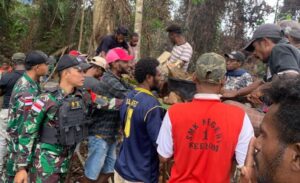 Junjung Kearifan Lokal, Satgas Yonif 143/TWEJ Sukseskan Acara Adat di Papua