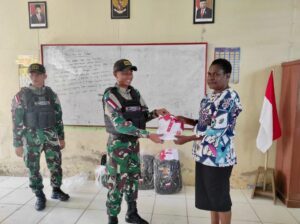 Tingkatkan Motivasi Belajar, Personel Satgas Yonif 511/DY Bagikan Tas Sekolah Dan Kaos TNI di Perbatasan