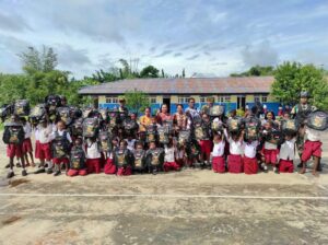 Tingkatkan Motivasi Belajar, Personel Satgas Yonif 511/DY Bagikan Tas Sekolah Dan Kaos TNI di Perbatasan