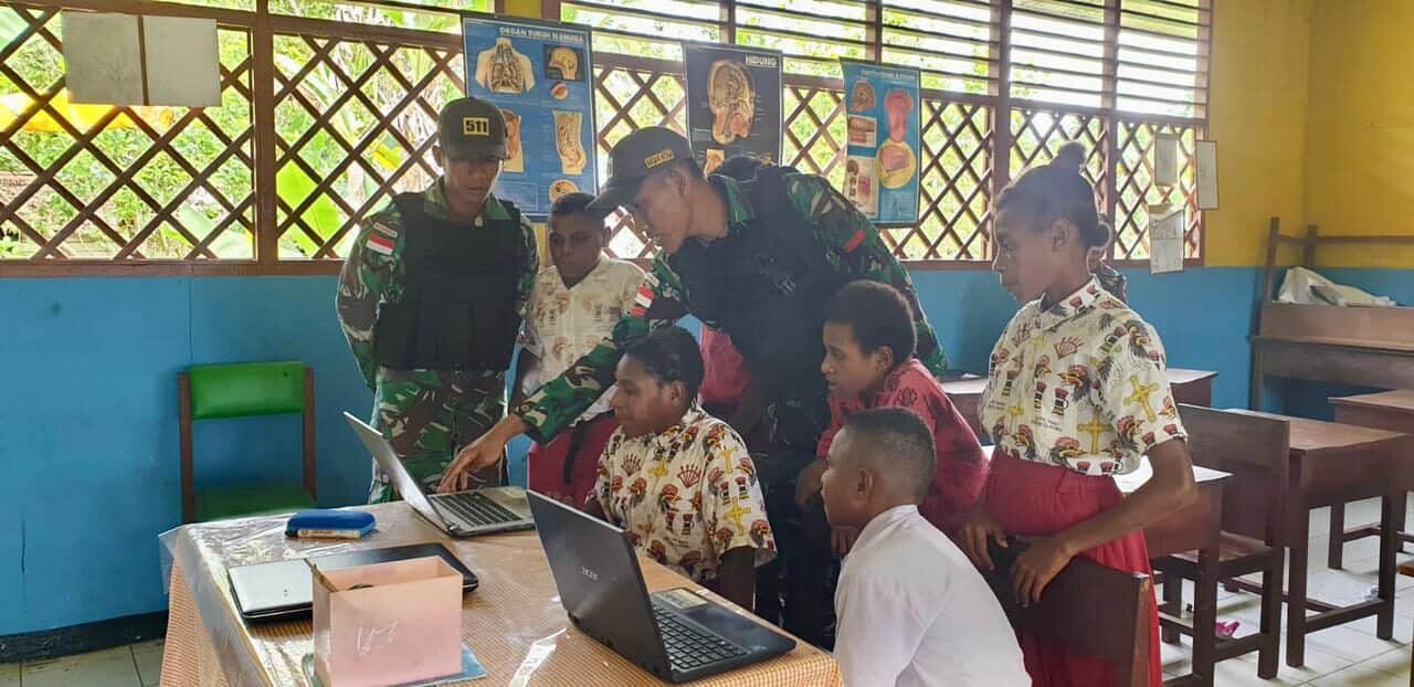 Personel Satgas Yonif 511/DY Edukasi Ilmu Pengetahuan dan Teknologi Kepada Anak-Anak Sekolah Di Papua