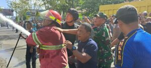 Gerak Cepat Anggota Koramil 07/Johan Pahlawan Bantu Padamkan Api Yang Melahap 3 Unit Ruko