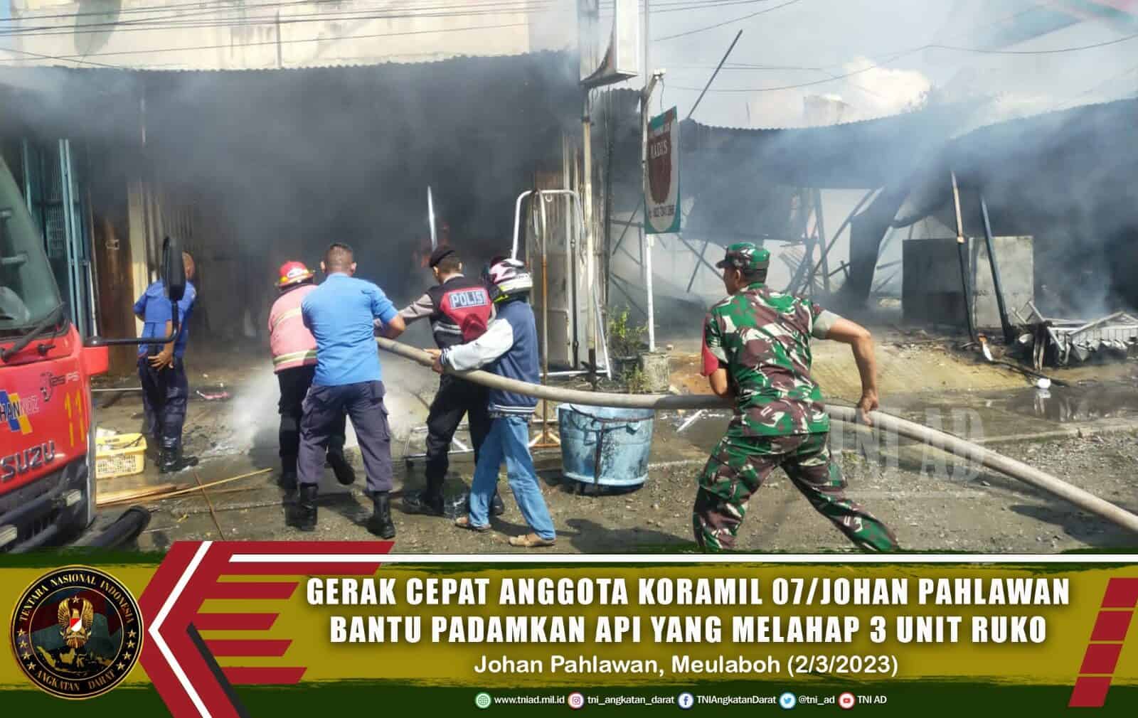 Gerak Cepat Anggota Koramil 07/Johan Pahlawan Bantu Padamkan Api Yang Melahap 3 Unit Ruko