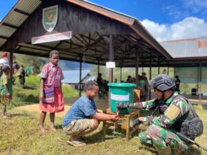 Dalam Rangka HUT Ke-62 Kostrad, Satgas YR 321/GT Penanganan Stunting di Papua Pegunungan