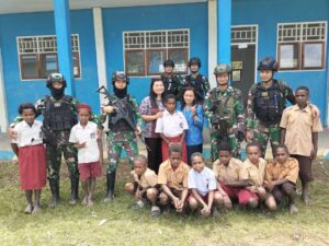 Cara Satgas Yonif 142/KJ Cerdaskan Anak-Anak Papua