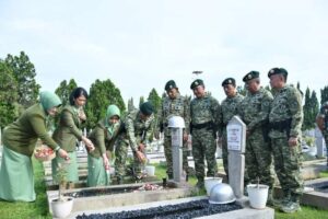 Penghormatan Atas Jasa Pahlawan, Ziarah di TMP Kalibata Peringati HUT Ke-62 Kostrad