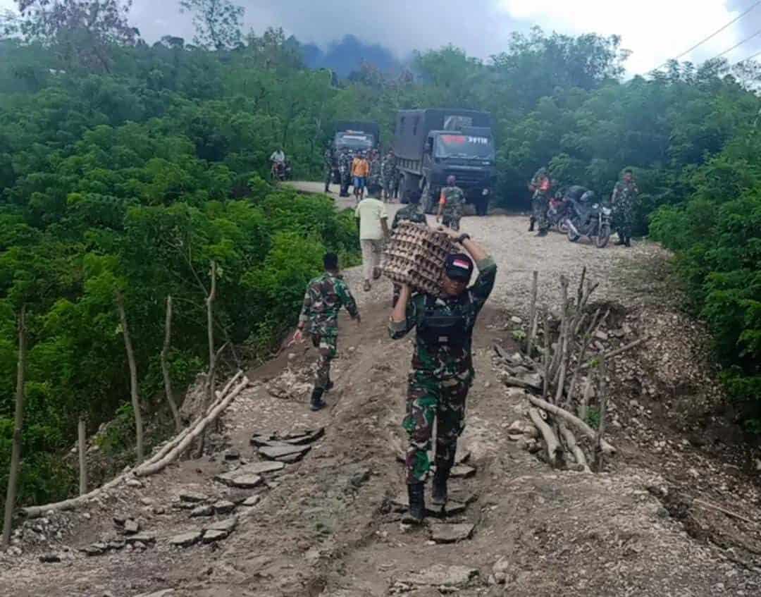 Terjang Jalan Putus Kikav Kka Berhasil Salurkan Bantuan Ke Posko Bencana Longsor Lamaknen 4866