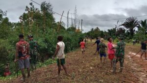 Satgas Pamtas RI-PNG Yonif 725/Wrg Bersama Masyarakat Pembersihan Lingkungan di Perbatasan