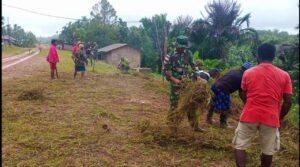 Satgas Pamtas RI-PNG Yonif 725/Wrg Bersama Masyarakat Pembersihan Lingkungan di Perbatasan