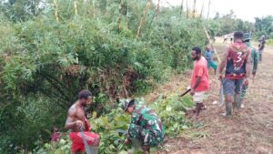Satgas Pamtas RI-PNG Yonif 725/Wrg Bersama Masyarakat Pembersihan Lingkungan di Perbatasan