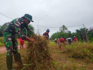 Satgas Pamtas RI-PNG Yonif 725/Wrg Bersama Masyarakat Pembersihan Lingkungan di Perbatasan
