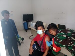 Satgas Pamtas RI-Malaysia Yonarmed 19/105 Trk Bogani Berikan Vaksinasi kepada Pelintas Batas Di PLBN Nanga Badau