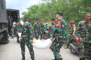 Satgas Yonif RK 744/SYB Bersama Yayasan Caritas Keuskupan Atambua Berhasil Bantu Warga yang Terdampak Bencana Skala Kecil