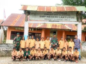 Tingkatkan Kualitas Pendidikan, Satgas Yonif RK 744/SYB Bantu Ajar Anak-Anak Perbatasan