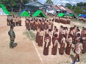 Dampingi Perkemahan, Babinsa Kelam Permai Turut Latihkan Baris Berbaris