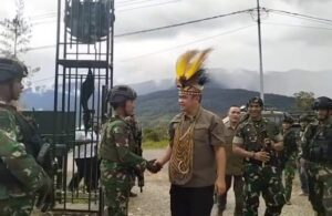 Tembus Pedalaman Papua, Pangkostrad Kunjungi Satgas Yonif PR 305 Kostrad dan Bahagiakan Masyarakat Intan Jaya