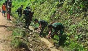 Bangun Semangat Kebersamaan, Satgas Yonif 725/Woroagi Buat Drainase Bersama Warga Perbatasan