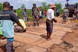 Tak Ingin Warga Terjatuh, Babinsa Koramil Kurik Gercep Perbaiki Jalan Poros