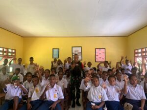 Bersama Puskesmas Dan Pos Imigrasi Waropko, Satgas Yonif 725/Wrg Berikan Wasbang dan Penyuluhan Kesehatan Kepada SMPN 1 Waropko