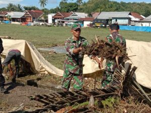 Pasca Banjir di Kecamatan Seteluk, Kodim Sumbawa Barat Bersama Warga Laksanakan Pembersihan