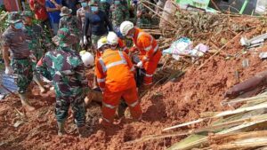 Di Tengah Longsor Susulan, Prajurit Kodam I/BB Terus Berjibaku Cari Korban Bencana Serasan