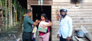 Bantu Warga di Wilayah Danramil Pemangkat Langsung Turun ke Lokasi Banjir Salurkan Bantuan.
