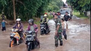 Cegah Kemacetan Karena Banjir, Babinsa Laratama Bantu Kelancaran Arus Lalu Lintas