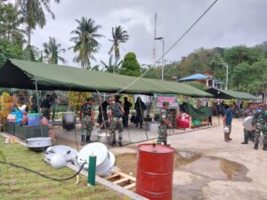 PRCPB Korem 033/WP Serahkan Bantuan Dari Kasad Untuk Korban Tanah Longsor Serasan