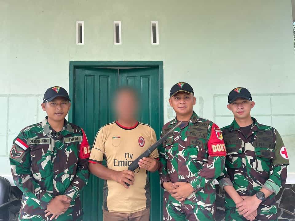 Warga Serahkan Senpi Rakitan Kepada Satgas Pamtas Yonarmed 19/105 Trk Bogani, Bukti Kepercayaan Masyarakat Perbatasan Kepada TNI AD.