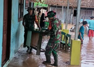Atasi Kesulitan Rakyat, Dandim 0427/Way Kanan Perintahkan Danramil Bantu Warga Terdampak Banjir