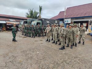 Personel Satgas Yonarmed 19/105 Trk Bogani Bersama TDM Karya Bakti Bersama Di Perbatasan
