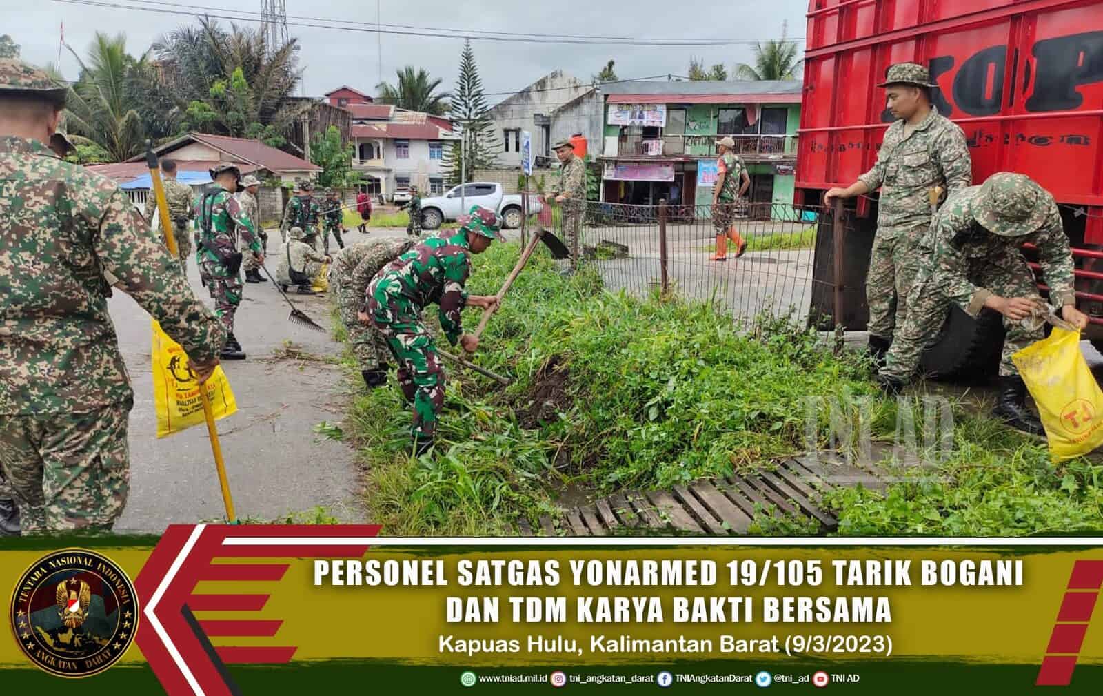 Personel Satgas Yonarmed 19/105 Trk Bogani Bersama TDM Karya Bakti Bersama Di Perbatasan