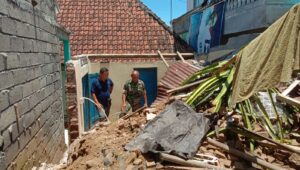 Rumah Warga Ambruk, Danramil Klungkung Terjun Tinjau Lokasi