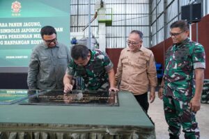 Pangkostrad Panen Jagung, Penanaman Simbolis Padi Japonica Rice dan Wijen Serta Resmikan Mess dan Gudang Hanpangan Kostrad