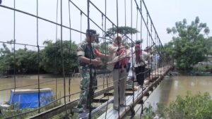 Atasi Kesulitan Warga, Babinsa Koramil 0602-11/Tirtayasa Bantu Perbaiki Jembatan